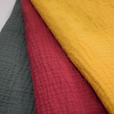 Quattro strati 125-130GSM increspano il tessuto Gauze Fabric rosso della garza grezza