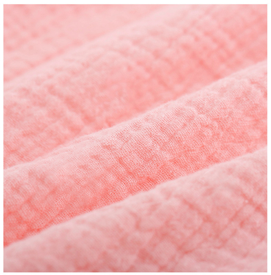 Tre strati del cotone molle rosa Gauze Fabric Yarn Dyed 144X114 comodo