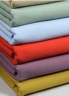 Tessuto libero 100% della saia del cotone dell'azo per il cappotto uniforme 21SX21S 108X58 210GSM del vento della primavera