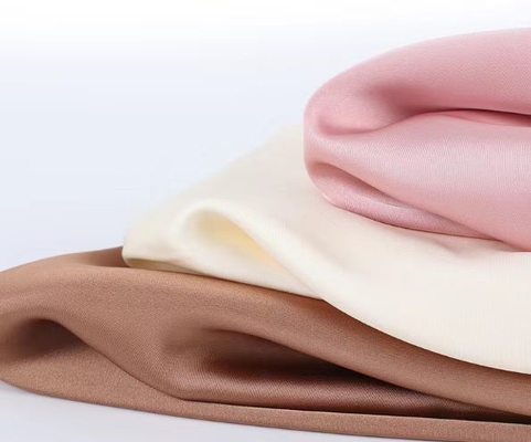 100% poliestere satinato di 185 grammi, aspetto di seta, pantaloni, gonne, camicie e abiti.