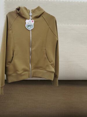 55% Cotone, 40% Modal, 5% Spandex, tessuto a maglia double face 230gsm. La miscela combina la traspirabilità naturale e l'aderenza alla pelle.