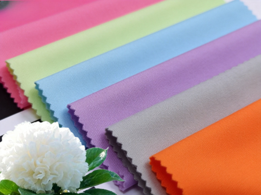 Tessuto a maglia con strato d'aria lavato con sabbia da 210 g/m² con eccellente recupero elastico ed elevata resistenza alle pieghe