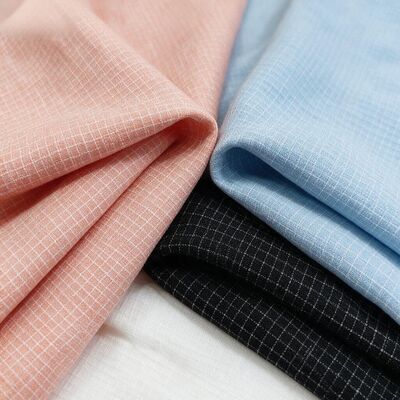 Tessuto pettinato filato tinto a quadri da 195 g/m² con 68% poliestere, 30% rayon e 2% spandex per uniformi
