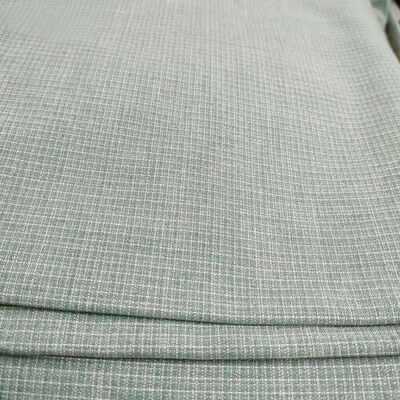 Tessuto pettinato filato tinto a quadri da 195 g/m² con 68% poliestere, 30% rayon e 2% spandex per uniformi