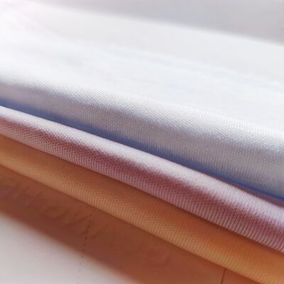 Tessuto in cotone ed elastan largo 180 cm, peso 180 g/m², con eccellente recupero elastico per abbigliamento confortevole