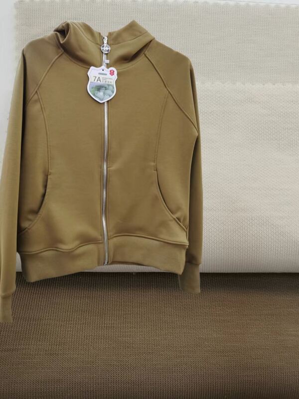 55% Cotone, 40% Modal, 5% Spandex, tessuto a maglia double face 230gsm. La miscela combina la traspirabilità naturale e l'aderenza alla pelle.